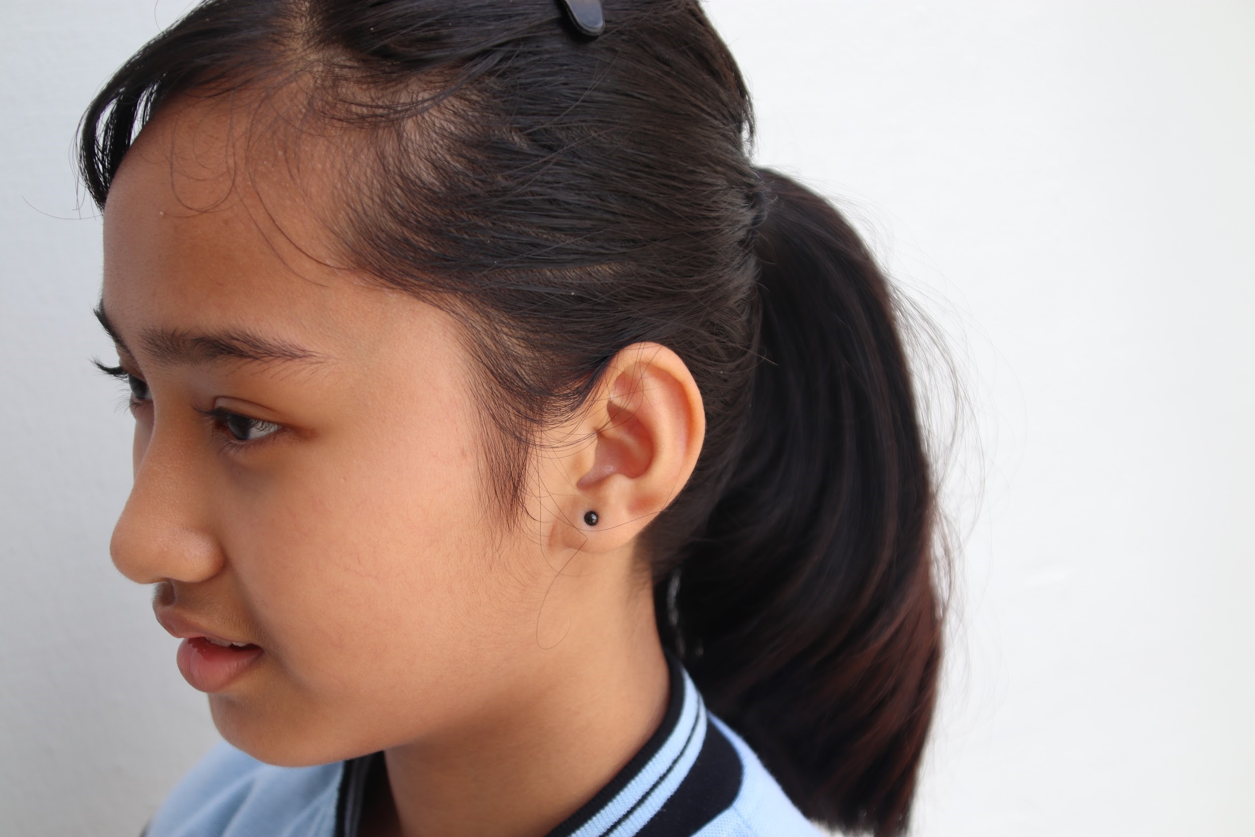 Girl-Put on right earing(side).jpg